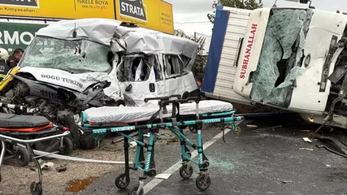 SON DAKİKA... Ortalık savaş alanına döndü! İşçi servisi kamyonla çarpıştı: 3 ölü