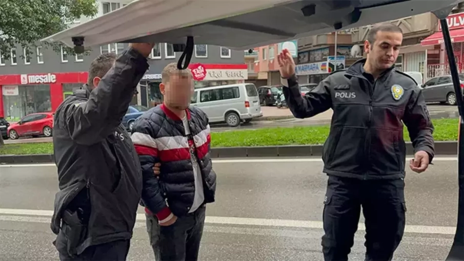 Uykucu hırsız! Kapı camını kırıp girdiği avizeci dükkanında böyle yakalandı